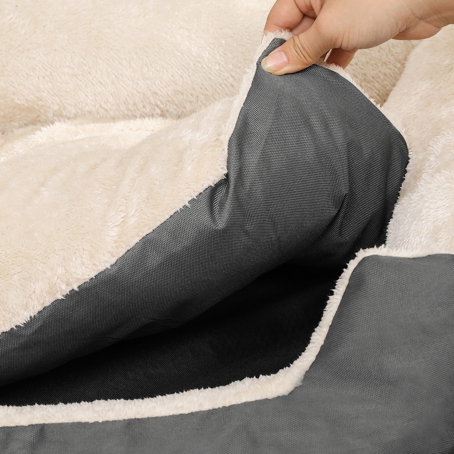 Hondenbed Met Wendekussen En Tochtwerende Rand - Diervriendelijke Materialen - Compact